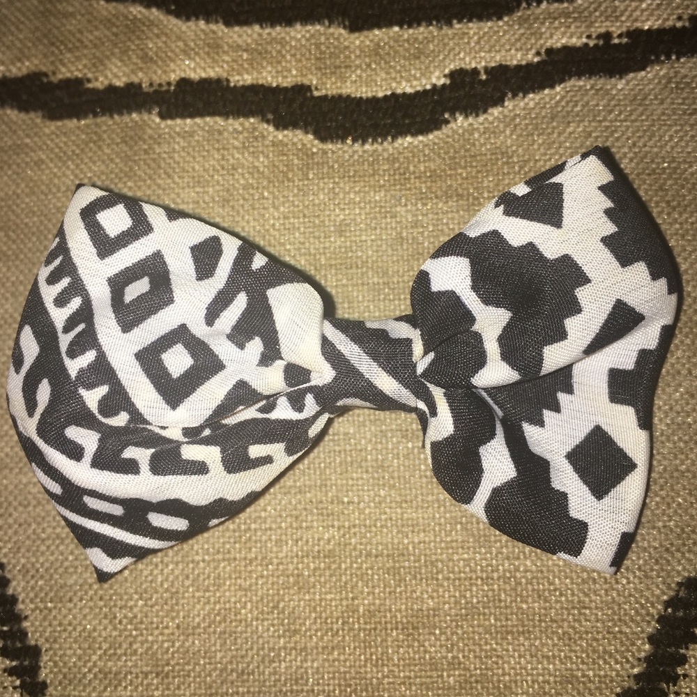 Claire’s Aztec Print Black & White Bow 🎀